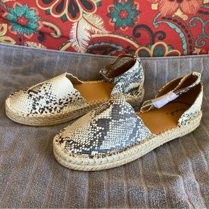 Scalloped Edge Espadrille Flats in Snake sz 6 NEW